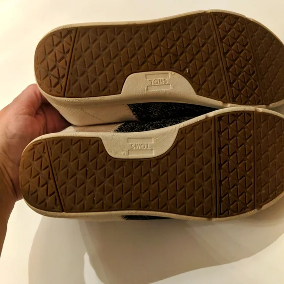 Toms woman's size 7 sneakers. - Picture 5 of 7